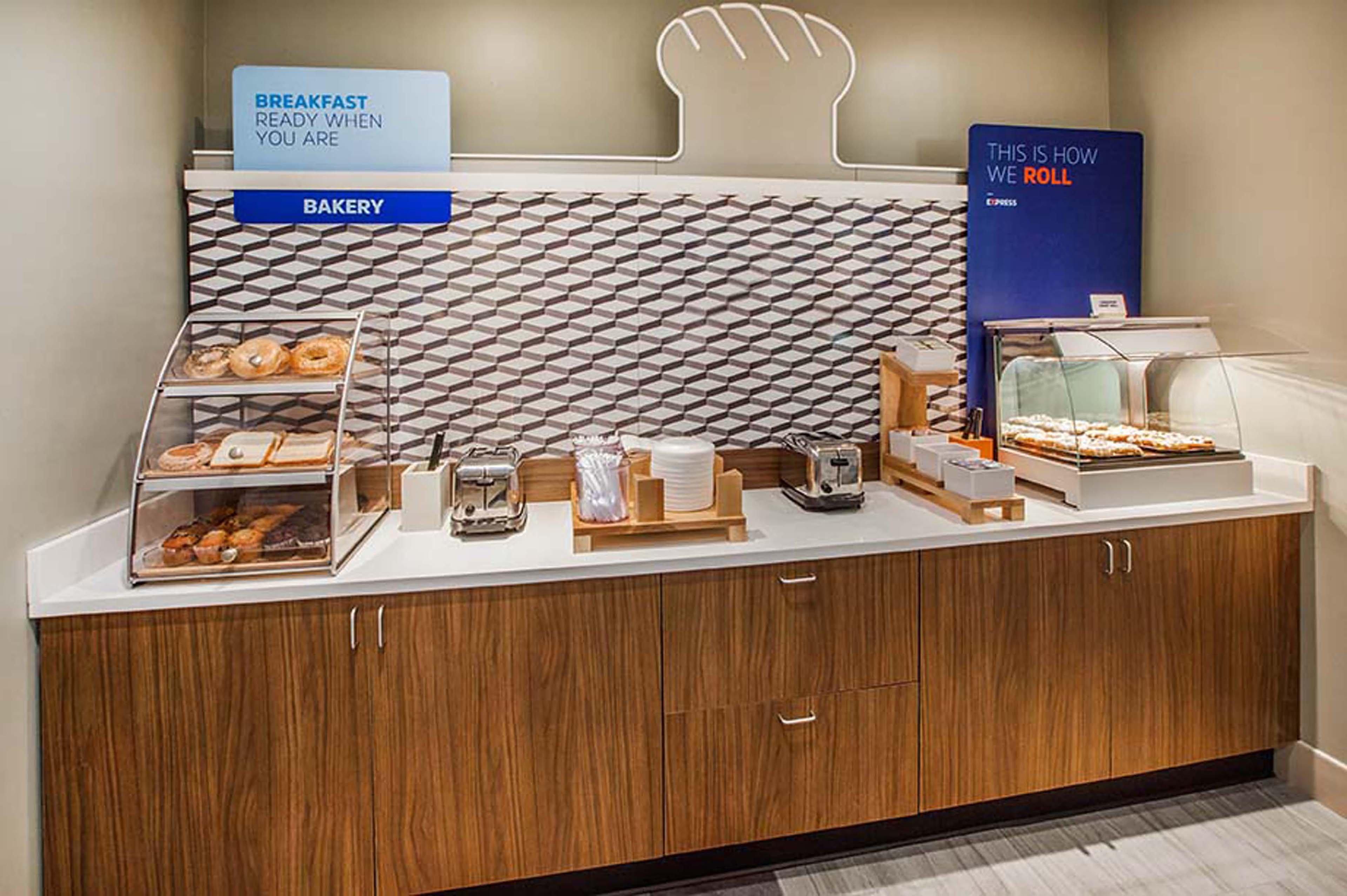 Express & Meadowlands Area By Ihg Hotel